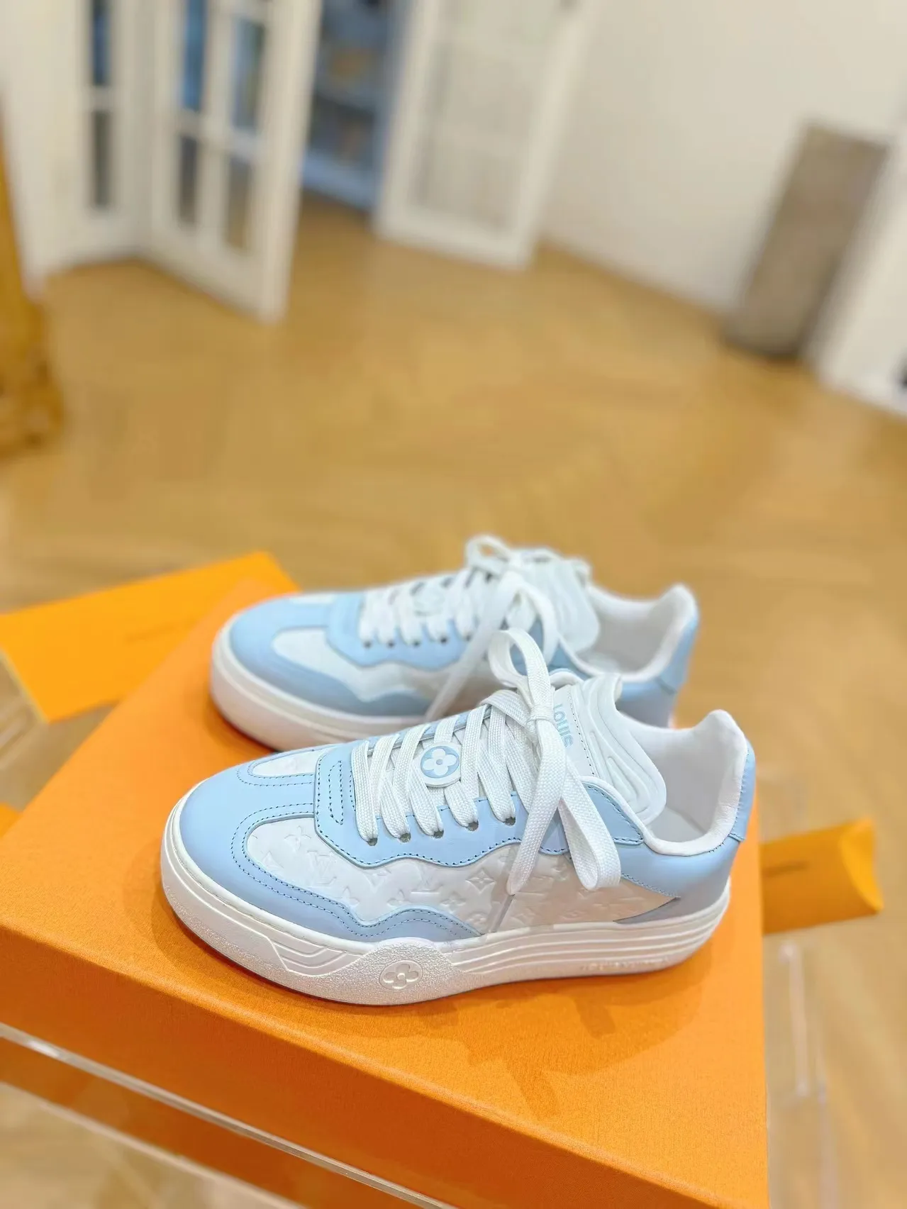 👟👟Ex-factory price 620👟👟Men's size +10 Same style for men and women🔥🔥𝐋𝐕 𝐃𝐢𝐬𝐜𝐨𝐯𝐞𝐫𝐲 2024 new sports shoes thick sole casual ❗️❗️ original purchase development and production LV Discovery lace-up shoes were unveiled at Louis Vuitton's fourth show. They are made of technical mesh fabric and metallic synthetic materials to create a streamlined design. Brand elements embellish the upper and lightweight rubber outsole, with technical shoelaces. Fabric: Original imported cowhide + technology mesh Inner lining: Original customized breathable mesh Sole: Original molded ultra-light rubber foam material Bottom thickness: 5.5CM Size: Women's 35-41 (41 customized), Men's 39-46, (45-46 customized)